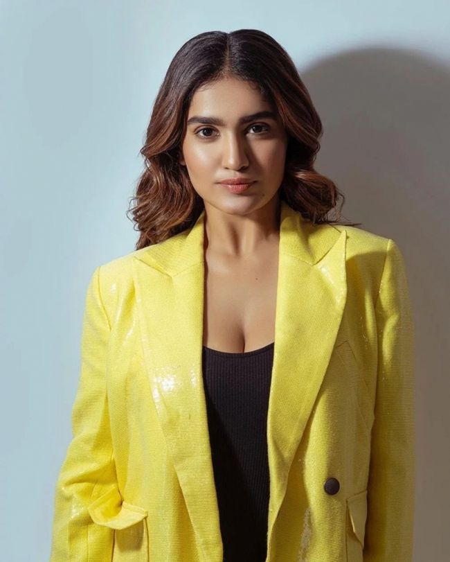 Saniya Iyappan Lovely Vintage Looks In Black N White